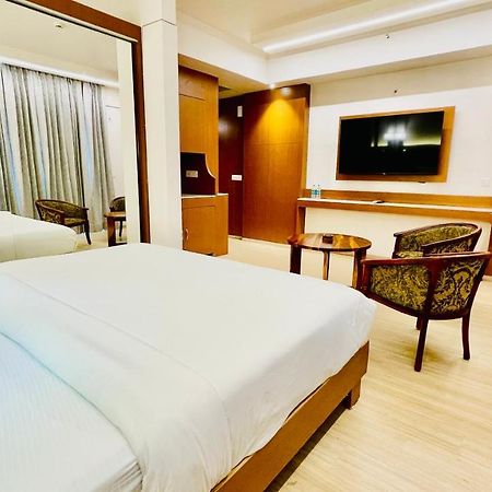 Neel Skye - Couple Friendly - Dlf My Pad, Gomtinagar , Lucknowアパートホテル エクステリア 写真