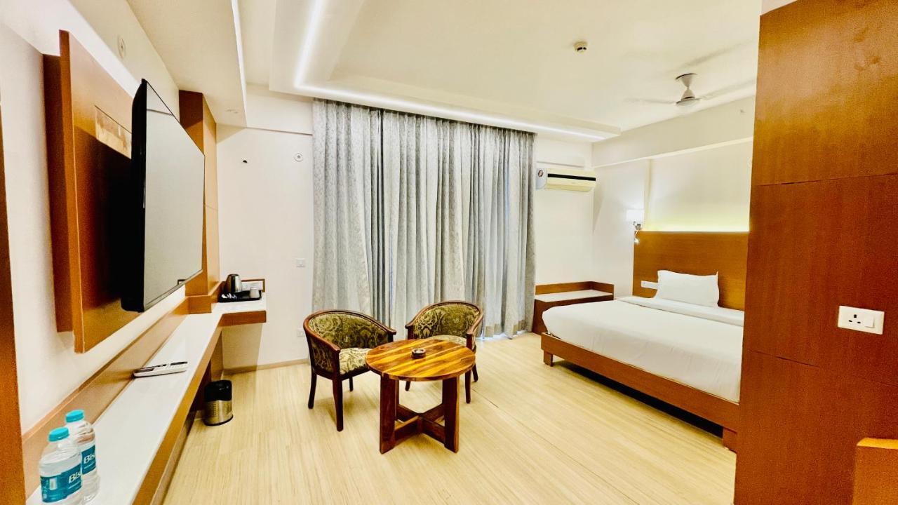 Neel Skye - Couple Friendly - Dlf My Pad, Gomtinagar , Lucknowアパートホテル エクステリア 写真