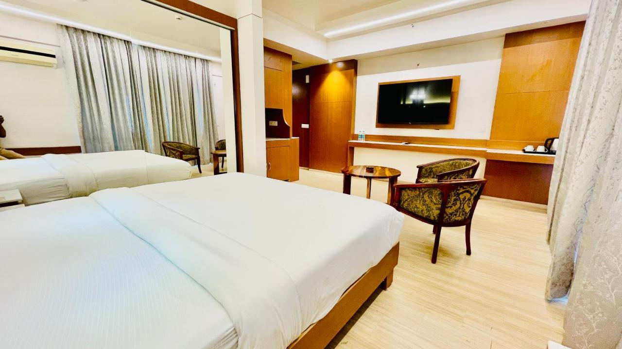 Neel Skye - Couple Friendly - Dlf My Pad, Gomtinagar , Lucknowアパートホテル エクステリア 写真